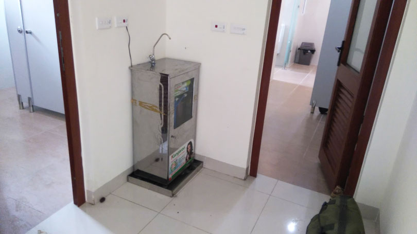 Máy lọc nước nhập khẩu lắp trong tủ kính cường lực rất đẹp